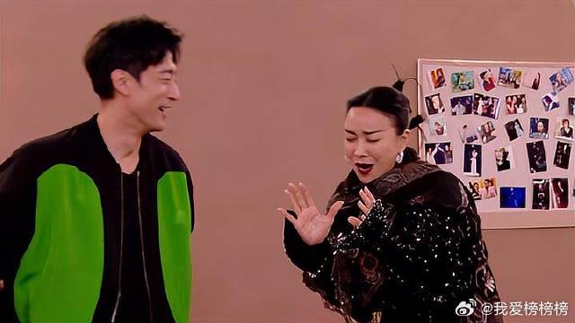 24岁歌手国内首秀，一首英文歌炸裂全场，那英听完竟慌了