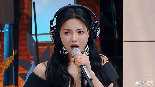 杨超越比划自己，杨迪直接回答音痴，气得超越当场怒吼！