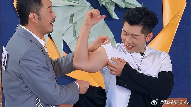 李晨看到别人的二头肌 羡慕到哈喇子乱飞，太尴尬了！