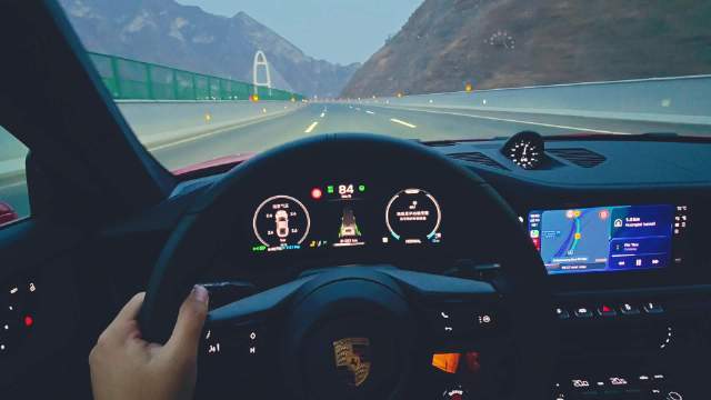 波子这套带车道居中保持的主动ACC，放在 911 上… 太！香！了！