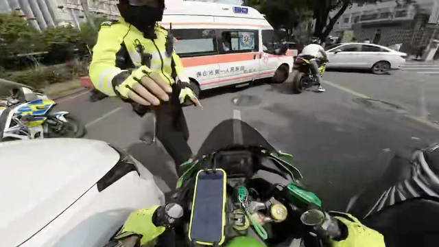 这种摩托骑手，应该抓进去蹲几个月，彻底改造一下