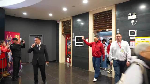 周润发70岁气场依旧，经典出场音乐引回忆