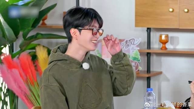 白鹿放着豪华大餐不去吃，跟沙溢抢香菜方便面，笑疯