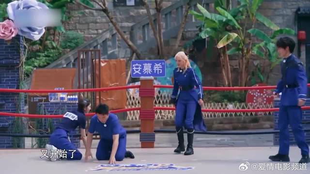 章若楠撕名牌太快了，直接就秒撕郑恺，郑恺整个人都懵了