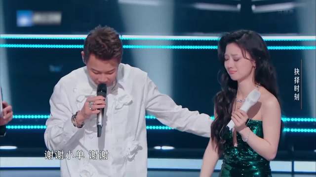 陶喆看不清歌词，单依纯看着偶像老去，瞬间爆哭心疼