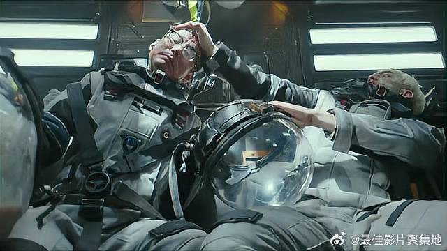 地球出现二次强震 哪料大家为争夺头盔，竟自相残杀