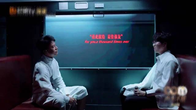 俩人都坐姿可真对称哈哈哈哈 毛不易