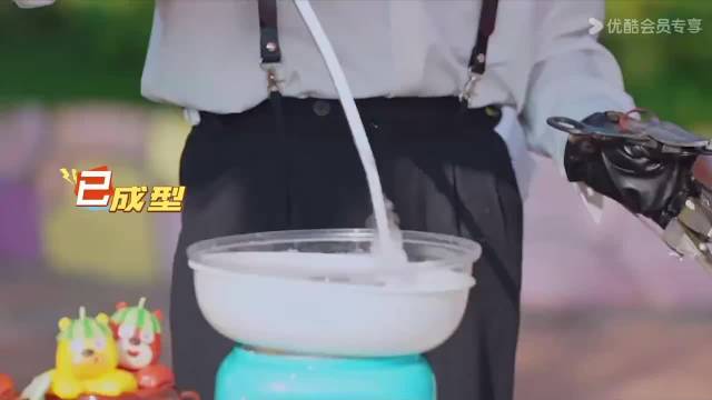 魏大勋剪刀手自制棉花糖喂弟弟
