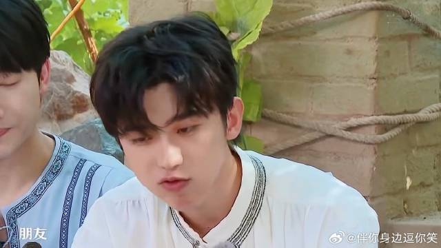 蔡徐坤给朋友打电话 不料对方只关心李晨近况，听完扎心！