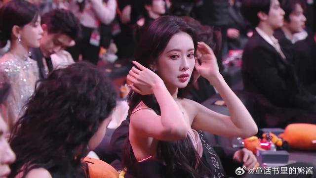 关晓彤台下想跟孟子义聊天，谁料孟姐的态度绝了，冷漠到不行！