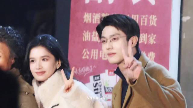 好可爱啊两个人抢着跟奶奶合照像平行世界的冬雪程厦来到了现实里！