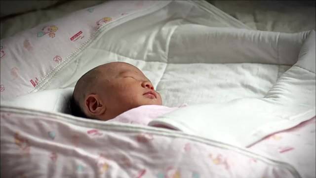 父母爱情：安杰在家生了个大胖小子，江德福看傻眼，愣住魂没了