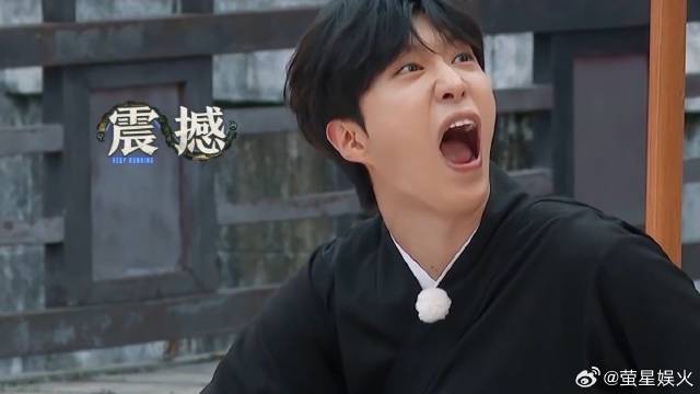 被侯明昊帅到了！ 只用一只手攀岩，范丞丞嘴都吓张大