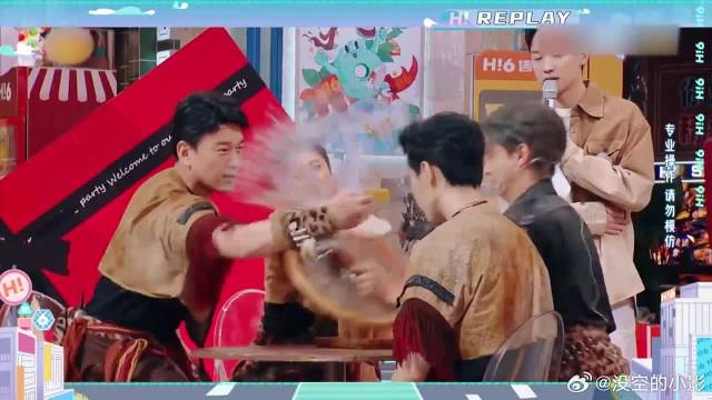 蔡国庆泼水泼上瘾，上演撒花式泼水，笑死个人