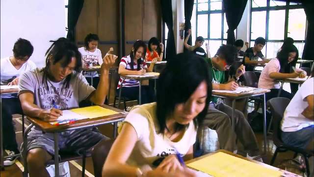 学渣们想尽办法在考场上作弊