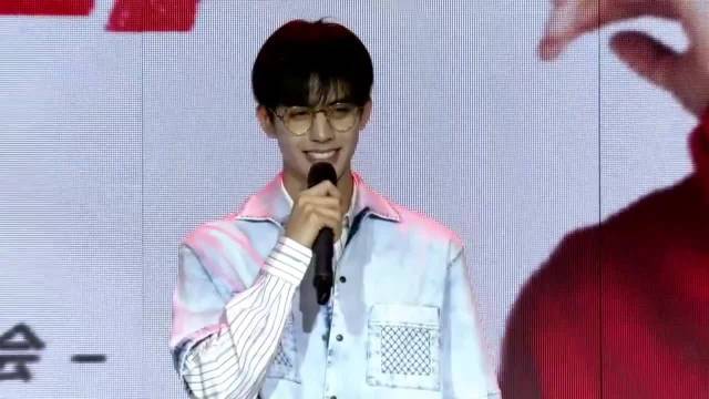 宋威龙生日回顾19岁生日会，未来之路顺顺利利