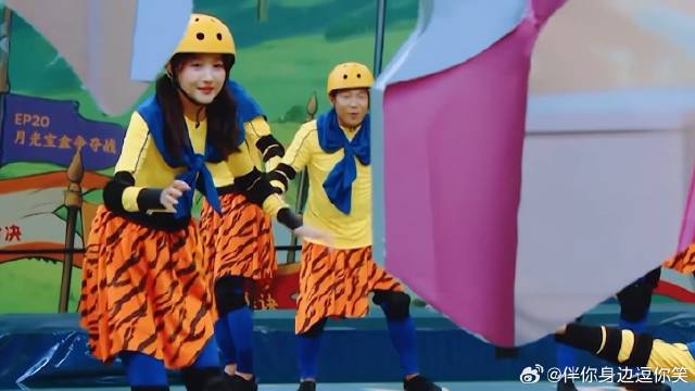 关晓彤眼看动作自己做不了，直接就往水里跳，都不带犹豫！