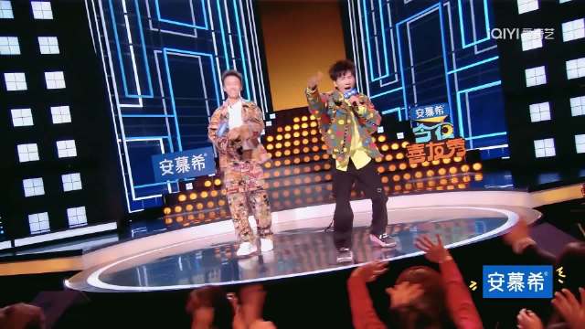 吴昕下楼梯太好笑了，完全没有形象可言，把大张伟都笑哭了