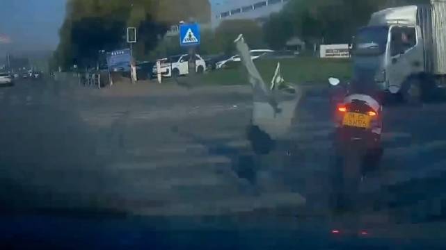 开车转弯要观察，骑摩托过路口也要减速，走自己的车道！