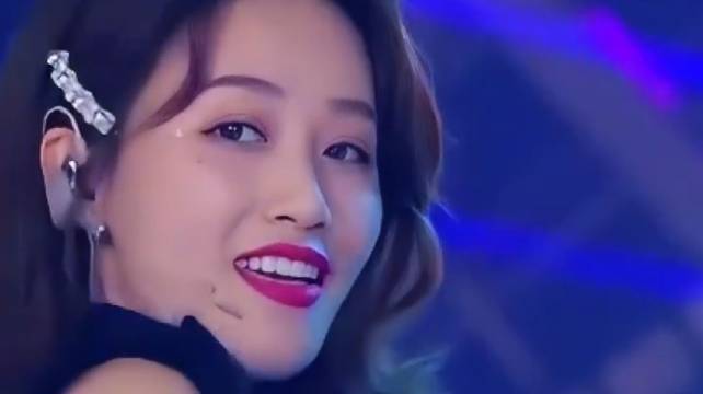 别再用“女孩子别强势”“别出风头”束缚她