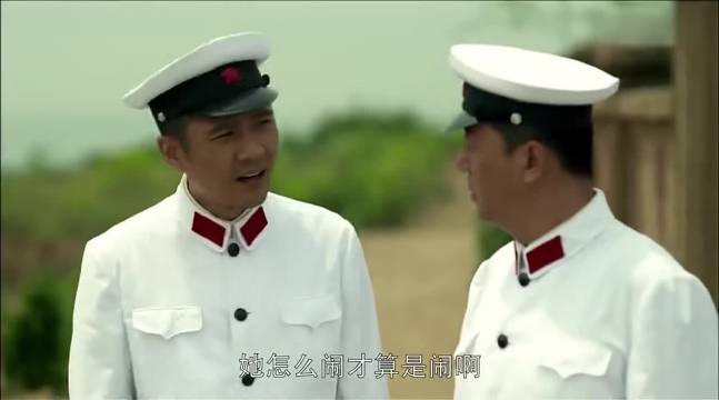 父母爱情:安杰饿极了，吃着德华的打卤面真香，直接用袖子擦嘴!