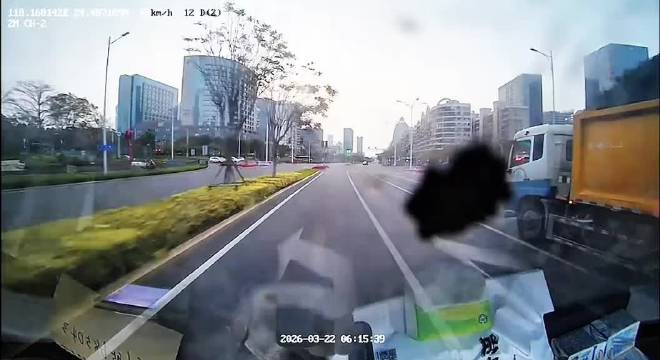 出租车司机龟行要玩手机，被视频车问候后就开始别车，最终酿成事故