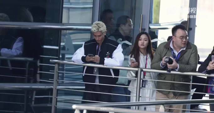 米卡现身F1赛场穿赛车服时尚感爆棚