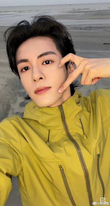 曾舜晞海边突袭直播暴露i人本性，网友盛赞真实治愈