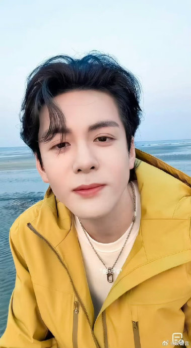 曾舜晞在海边直播中具体是如何展现‘i人属性’和真实状态的？