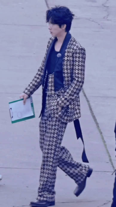 《开始推理吧》第四季中张凌赫、周柯宇、刘宇宁的具体造型风格有何不同？