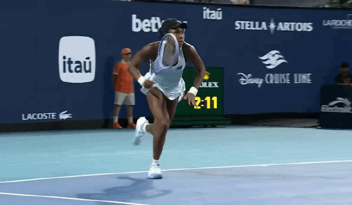 迈阿密网球公开赛中，高芙和穆霍娃各自的晋级之路是怎样的？