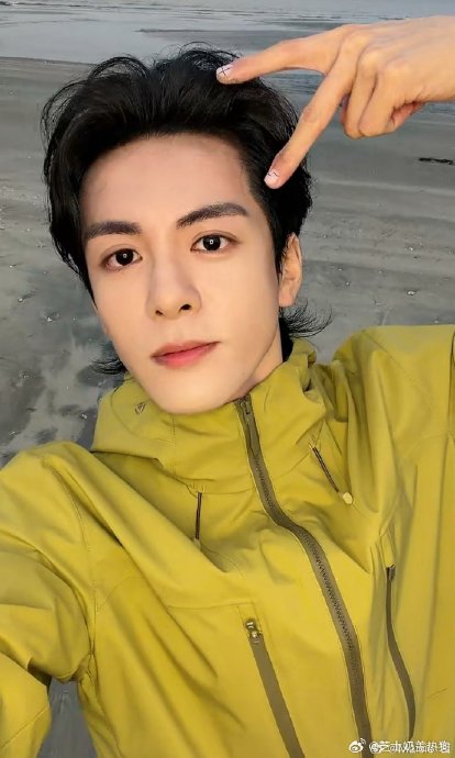 为什么曾舜晞这次安静的海边直播反而被网友评价为‘治愈圈粉’？