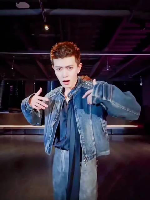 任嘉伦新歌减脂操上线keep，六分钟高效燃脂