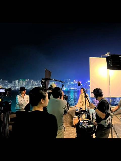 昨晚成龙大哥现身香港维港拍摄！