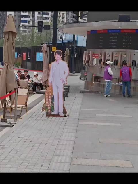 画面细节丰富，视角多元又自然，把重庆烟火气和他的状态都拍得特别到位