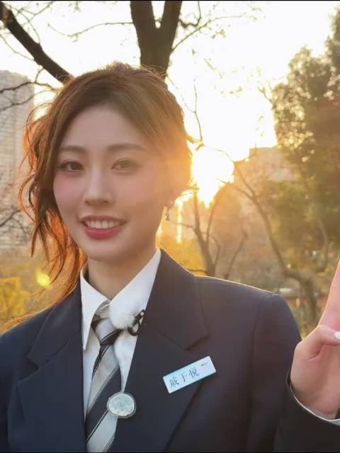 恋综《怦然心动20岁冬季》嘉宾七月撞脸祝绪丹引关注