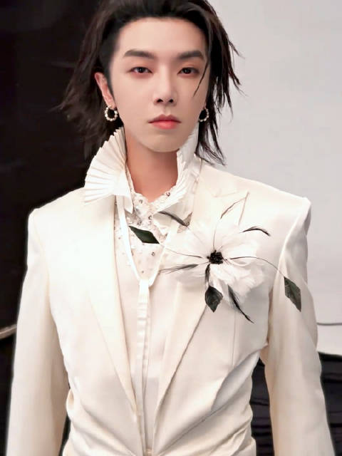 一张帅脸就这样贴近我的屏幕，这套妆造我要狠狠夸