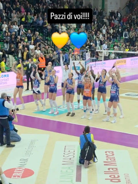 赛后跟队友一起开心跳舞庆祝的