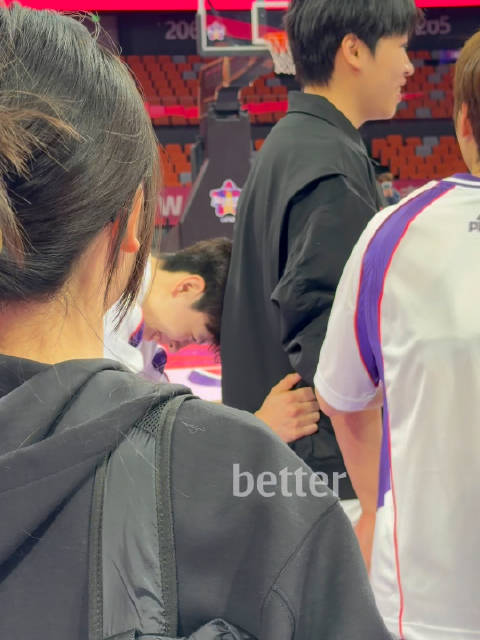 杨力维晒照展童趣笑容