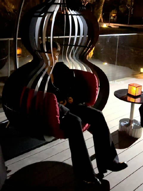 张艺兴亮相麒麟晚宴贵公子造型引关注