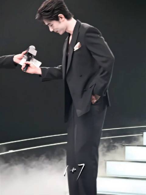 接个话筒都要散发魅力 肖战现在真的很总裁，完全是那种不装的总裁