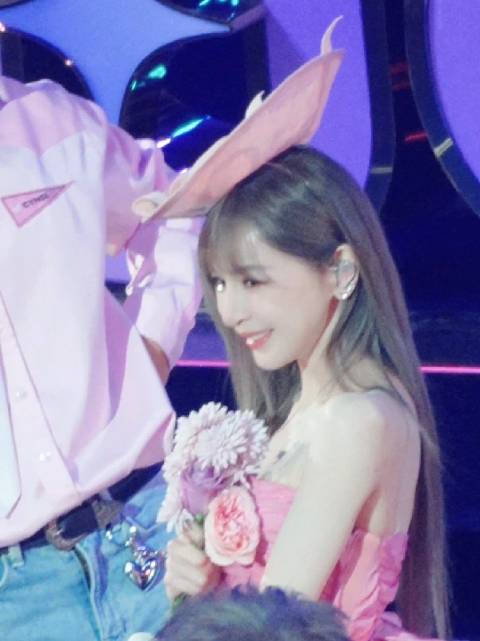 谁懂！粉裙+鲜花+热爱，这才是追星的春日满分打开方式！