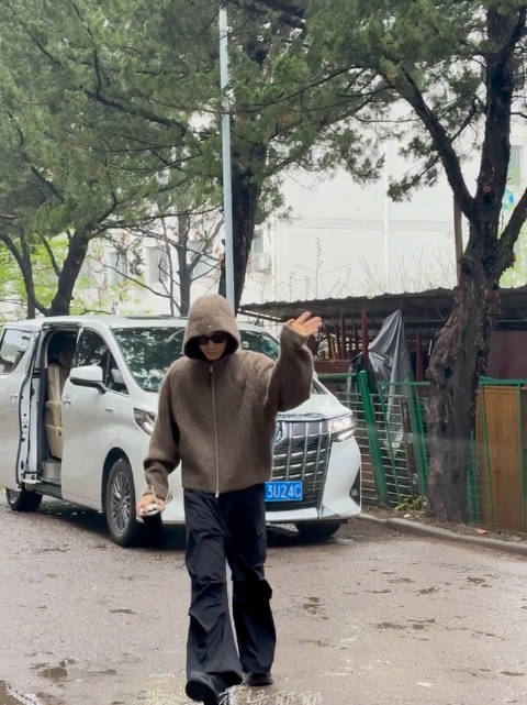 丁禹兮《司宫令》上班 咖啡毛绒小丁上班好早