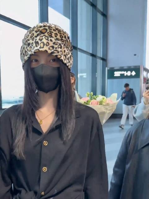 鞠婧祎米兰时装周西装路透气场全开