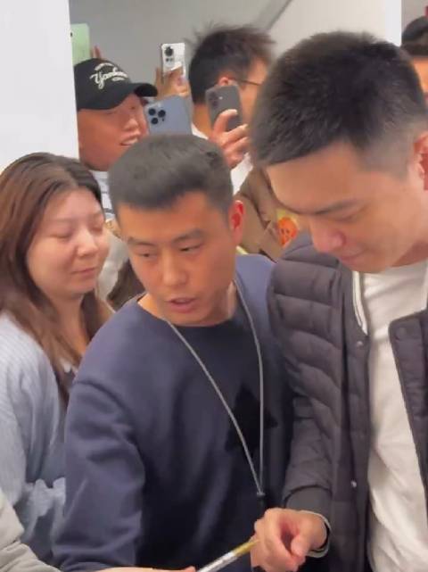 杨鸣快手扫楼发奶茶引关注