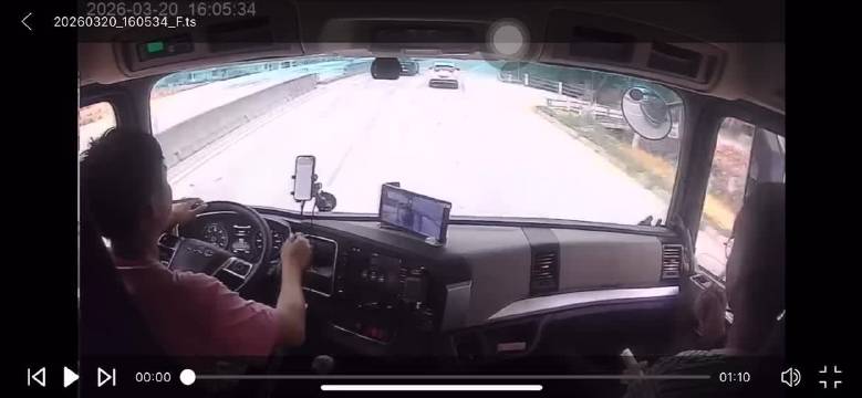 他怎么敢的啊，这可是客车啊！