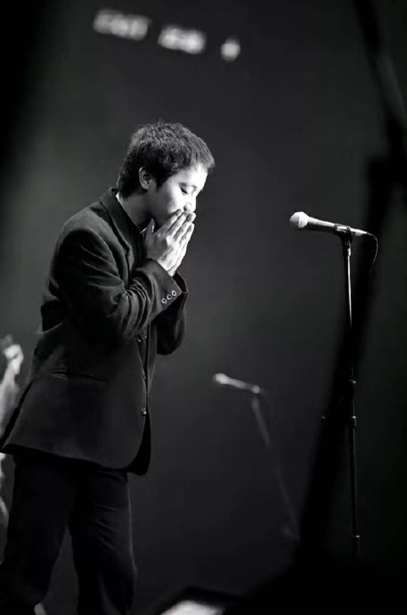 窦靖童的‘老干部步’走红后，她本人或周围人对此有何回应？