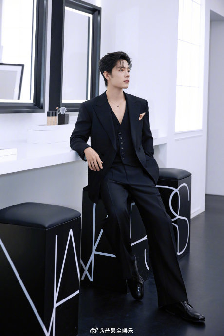 肖战在采访现场设备故障时是如何做到全程从容不迫的？