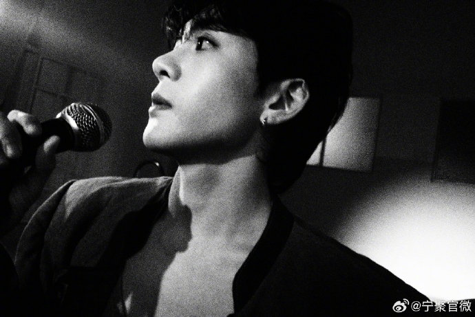 曾舜晞无预警海边直播，浪漫清唱治愈粉丝获好评