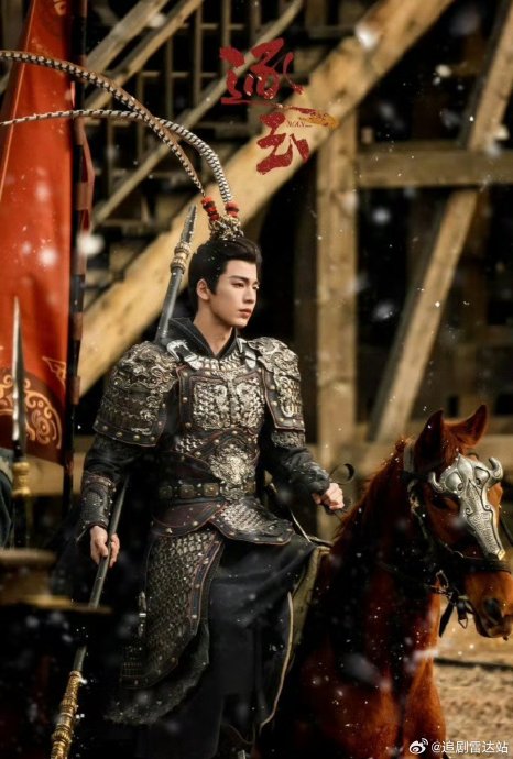 张凌赫在《逐玉》中饰演的谢征角色，具体是如何从落魄赘婿转变为战场杀神的？